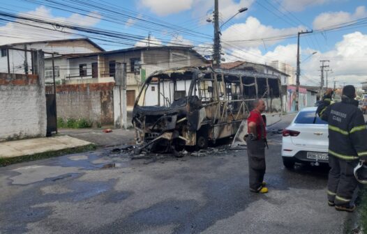Micro-ônibus pega fogo no bairro Ellery, em Fortaleza