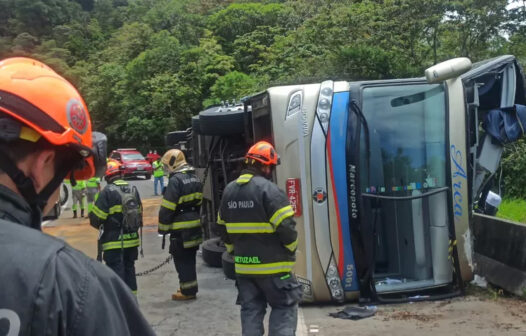 Ônibus tomba e deixa cinco pessoas mortas em rodovia de São Paulo