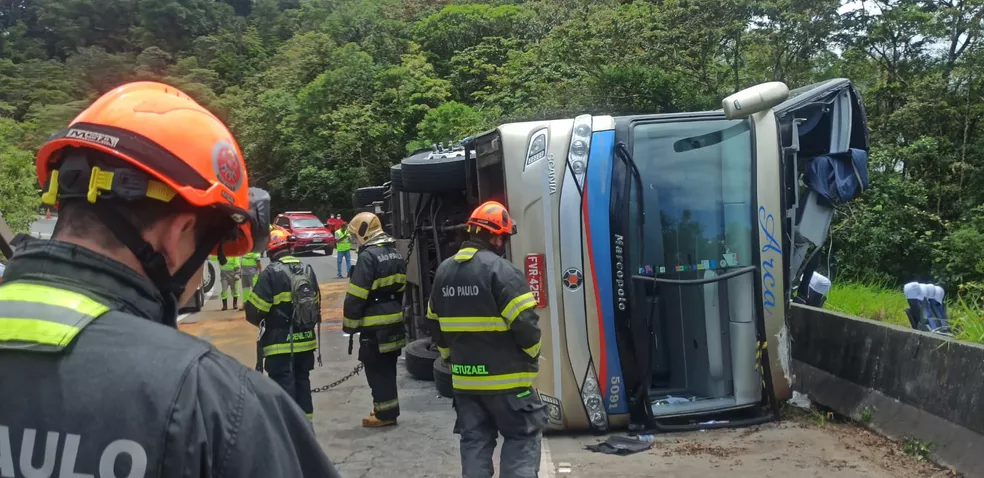 Ônibus tomba e deixa cinco pessoas mortas em rodovia de São Paulo