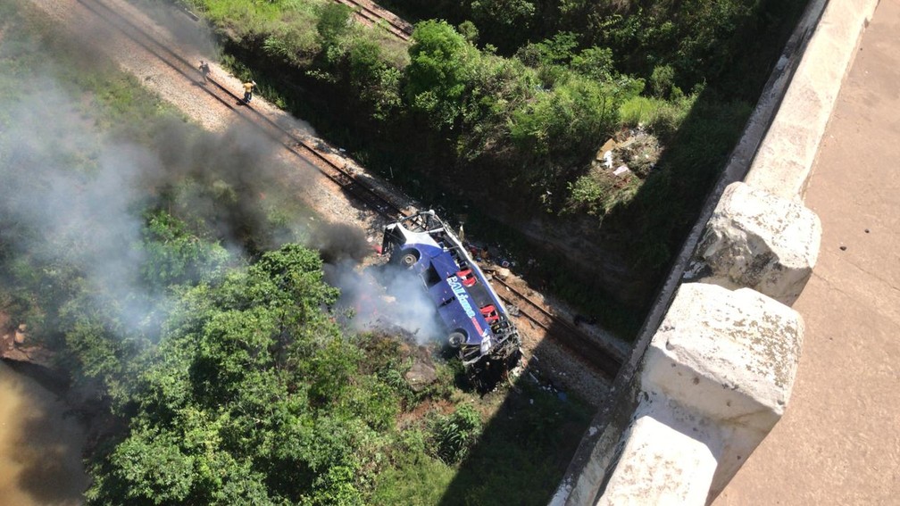 Ônibus cai de ponte de 15 metros e deixa 14 mortos em Minas Gerais