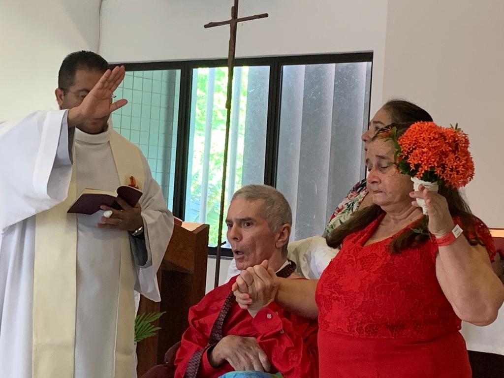 Paciente celebra alta com renovação dos votos de casamento na Casa de Cuidados do Ceará