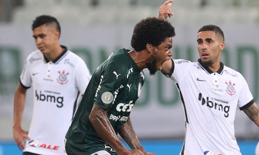 Palmeiras goleia Corinthians e segue sonhando com título brasileiro