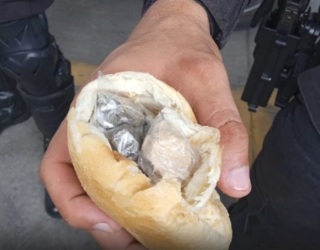 Pão carioquinha recheado com drogas é apreendido pela Polícia no interior do Ceará