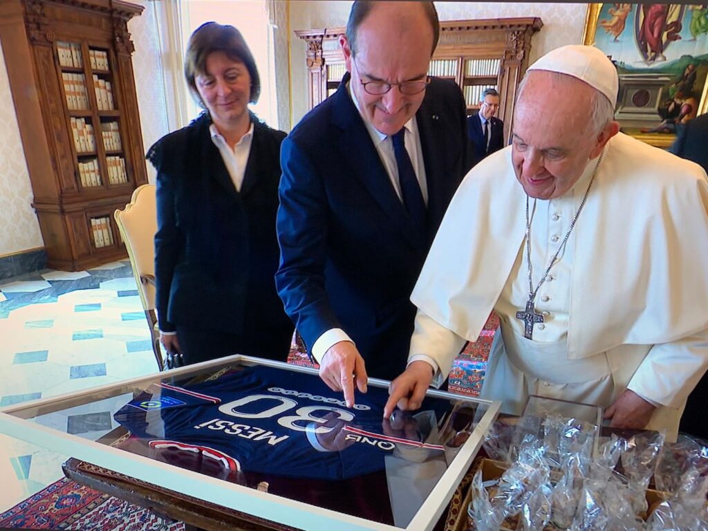 Papa Francisco recebe camisa do PSG autografada por Lionel Messi