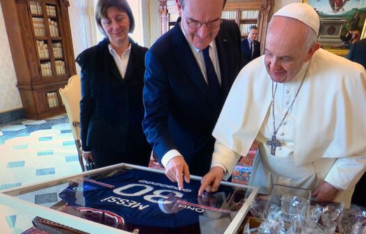 Papa Francisco recebe camisa do PSG autografada por Lionel Messi