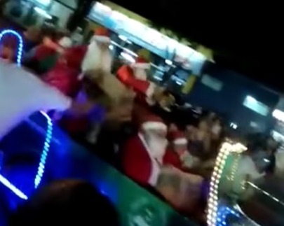 Vídeo: Papai Noel é recebido a pedradas e tem caixa de bombons roubada