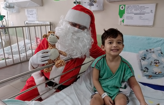 “Papai Noel” visita crianças e adolescentes em hospital de Fortaleza