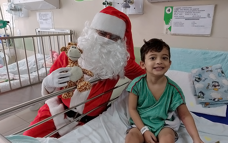 “Papai Noel” visita crianças e adolescentes em hospital de Fortaleza