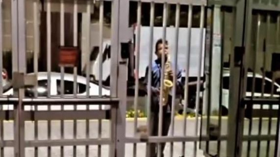 Moradores registram agressão a saxofonista que se apresentava nas ruas do bairro Papicu