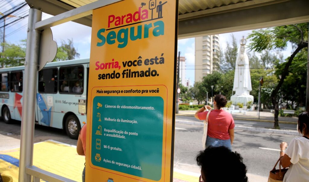 Parada Segura: Prefeitura de Fortaleza inaugura projeto com ponto de ônibus com videomonitoramento e wi-fi