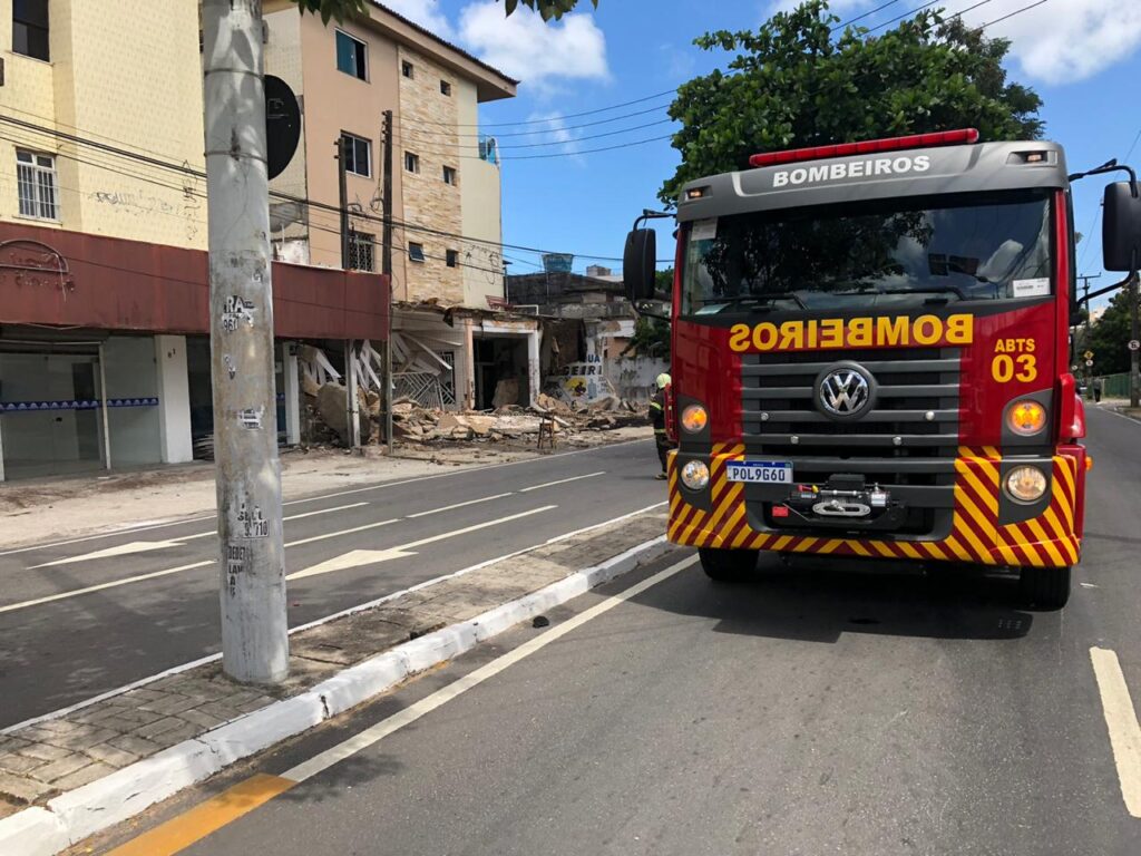 Parte de prédio desaba na avenida Barão de Studart