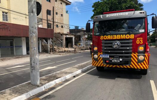 Parte de prédio desaba na avenida Barão de Studart