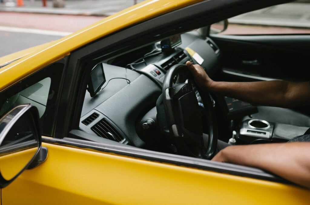 Passageiro esquece R$ 1.800 em carro e é surpreendido horas depois