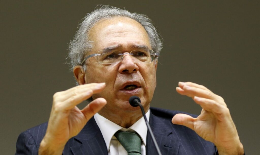 Dólar cai e bolsa reduz perdas após discurso de Paulo Guedes