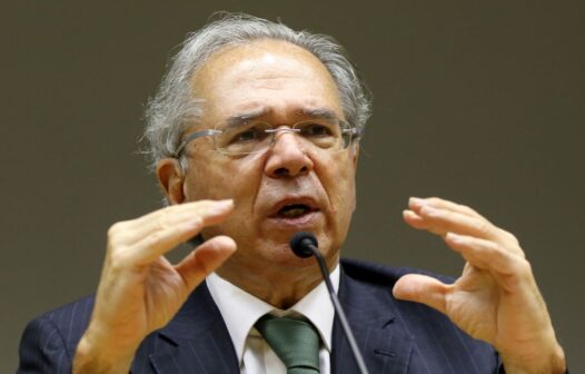 Dólar cai e bolsa reduz perdas após discurso de Paulo Guedes