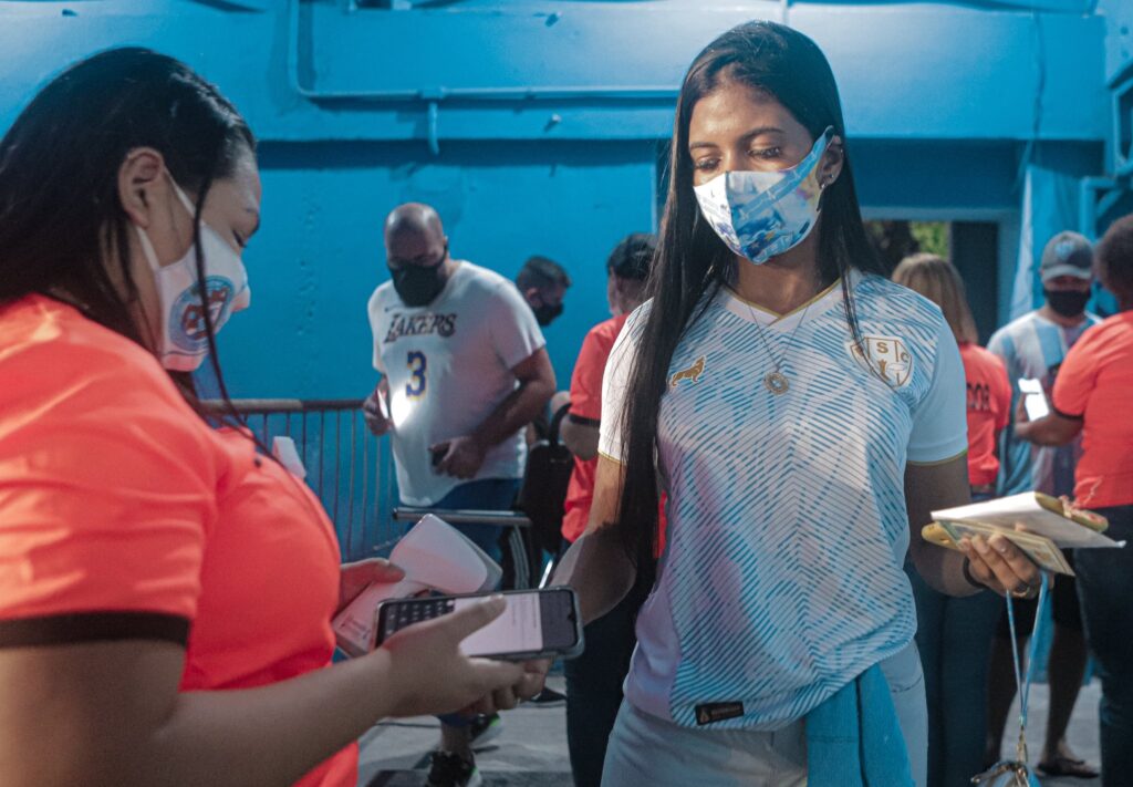 Diretoria da Mulher do Paysandu inicia distribuição de absorventes e remédios para torcedoras em jogos do clube