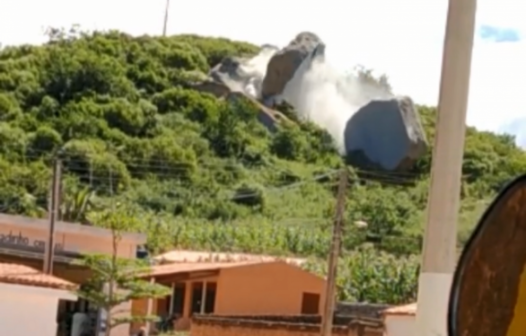 Impressionante: pedra é dividida ao meio e rola montanha abaixo em Pereiro, no Ceará; veja vídeo