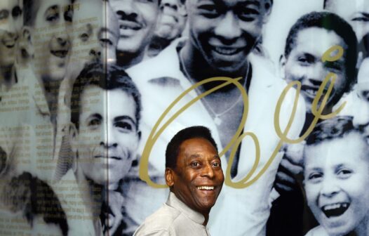 Pelé recebe alta e deixa hospital em São Paulo após um mês internado
