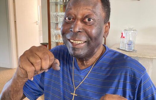 Pelé volta a ser internado para seguir tratamento de tumor