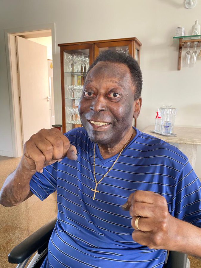 Pelé volta a ser internado para seguir tratamento de tumor