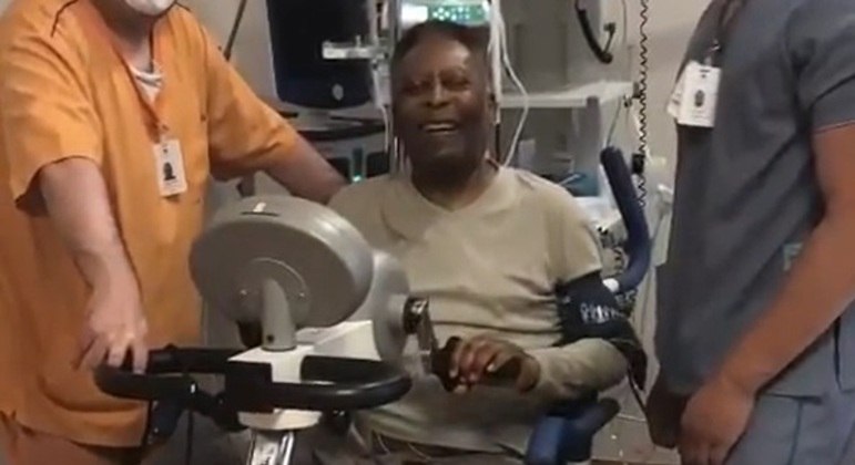 Pelé divulga vídeo no hospital e diz que está a cada dia melhor: “cercado de carinho”