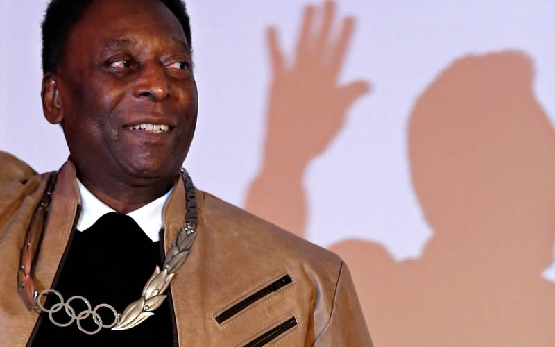 Pelé tem instabilidade respiratória e retorna para UTI