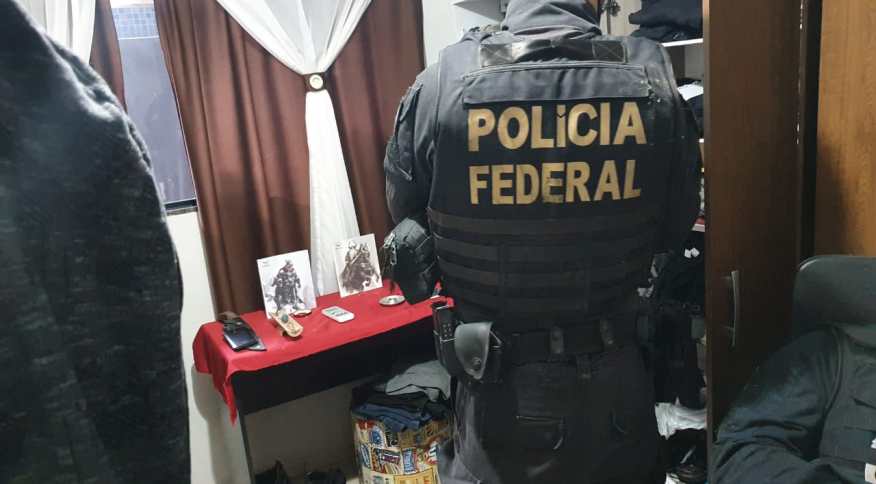 PF faz buscas em casa de jovem suspeito de defender ideais nazistas