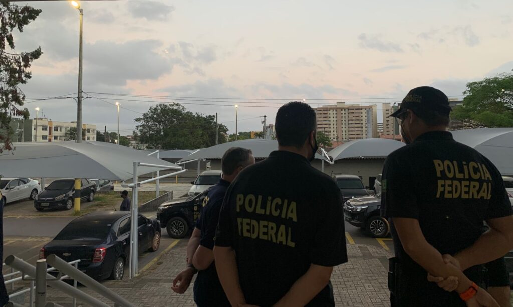 PF faz operação contra grupo suspeito de desviar dinheiro em hospital de campanha do PV, em Fortaleza