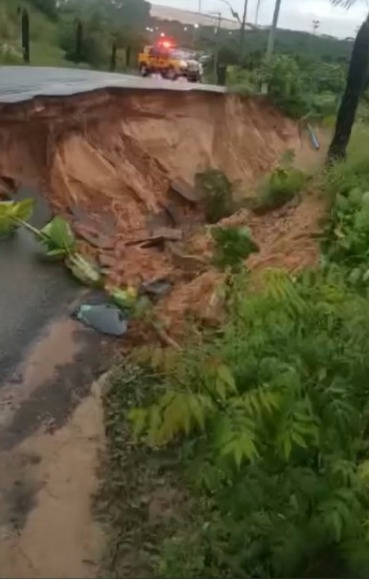 Pista é arrastada pela chuva e acesso a Canoa Quebrada é interrompido