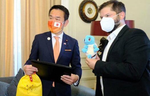 Ministro do Japão presenteia presidente eleito do Chile com um Pokémon