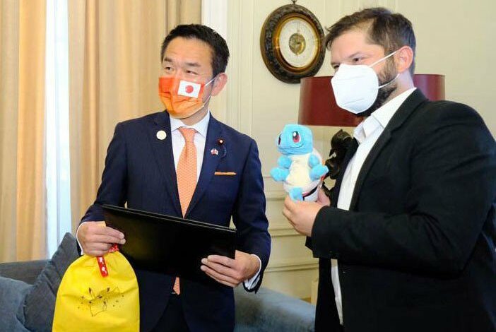 Ministro do Japão presenteia presidente eleito do Chile com um Pokémon