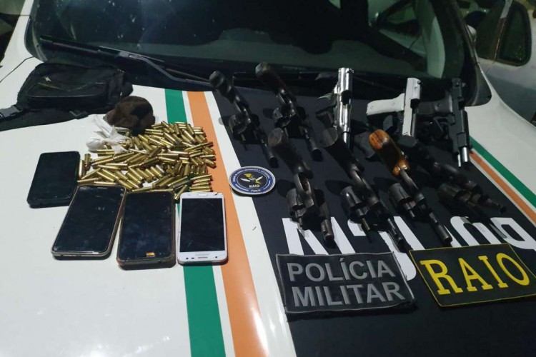 Polícia prende oito suspeitos de integrar grupo criminoso com arsenal em Uruburetama