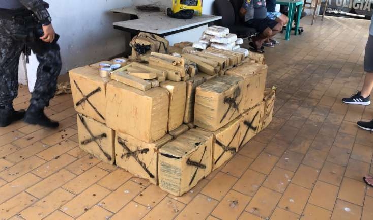 Polícia apreende quase 800 kg de drogas em lava-jato desativado em Fortaleza