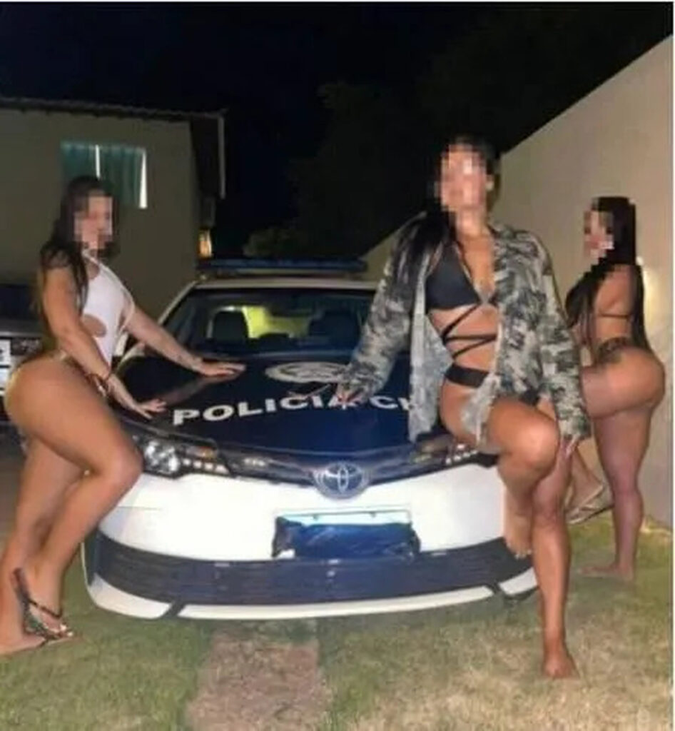 Polícia investiga foto de mulheres de biquini ao lado de viatura