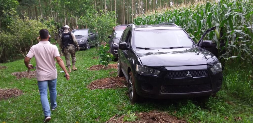 Polícia localiza 10 carros queimados usados por grupo em Criciúma (SC)