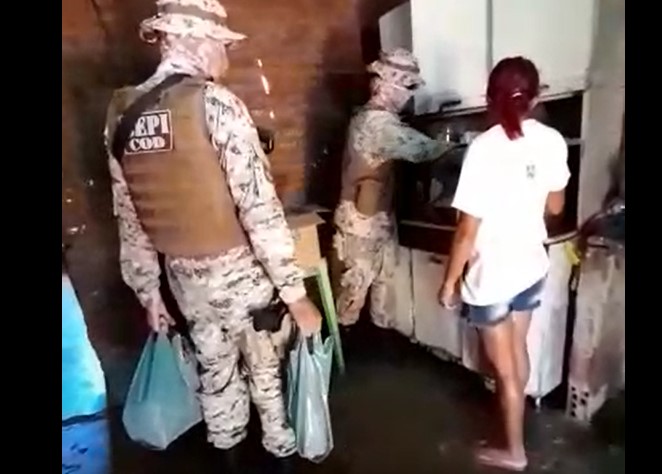 Policiais doam alimentos à família depois de serem acionados para atender ocorrência