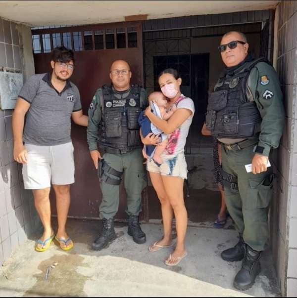 Policiais salvam bebê de cinco meses vítima de engasgo