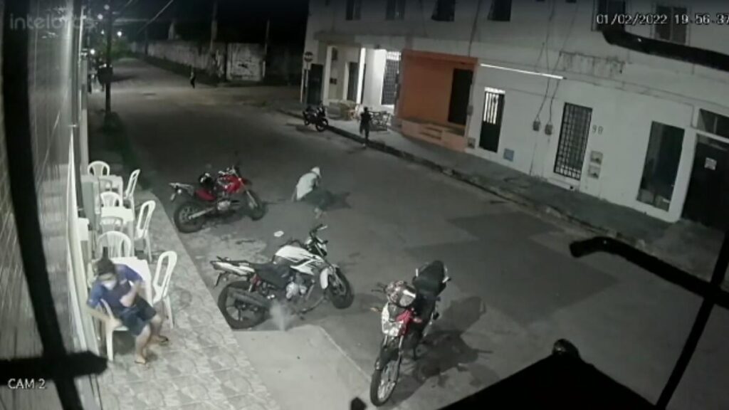 Vídeo: policial à paisana reage a assalto e atinge suspeito em pastelaria