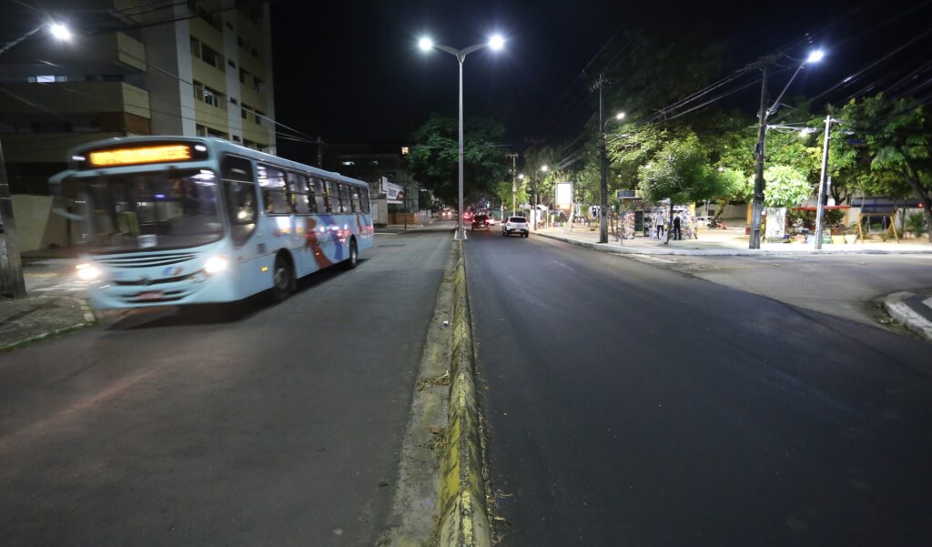 Policial militar reage a assalto e é esfaqueado em coletivo no Antônio Bezerra