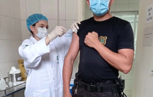 Policiais penais começam a receber primeira dose da vacina contra a Covid-19