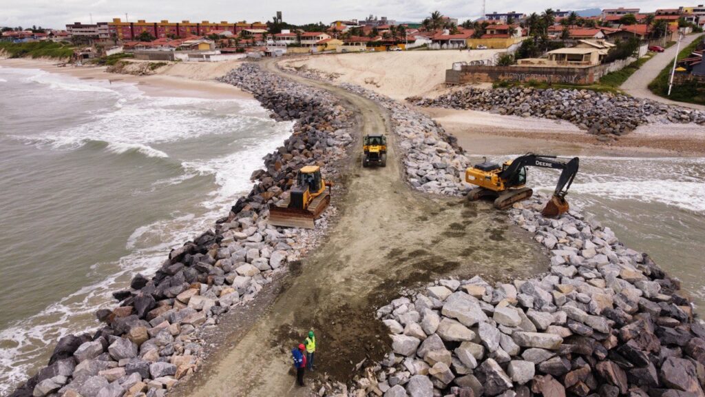 Primeiro dos 11 espigões que devem ser construídos no litoral de Caucaia chega a 60% de conclusão