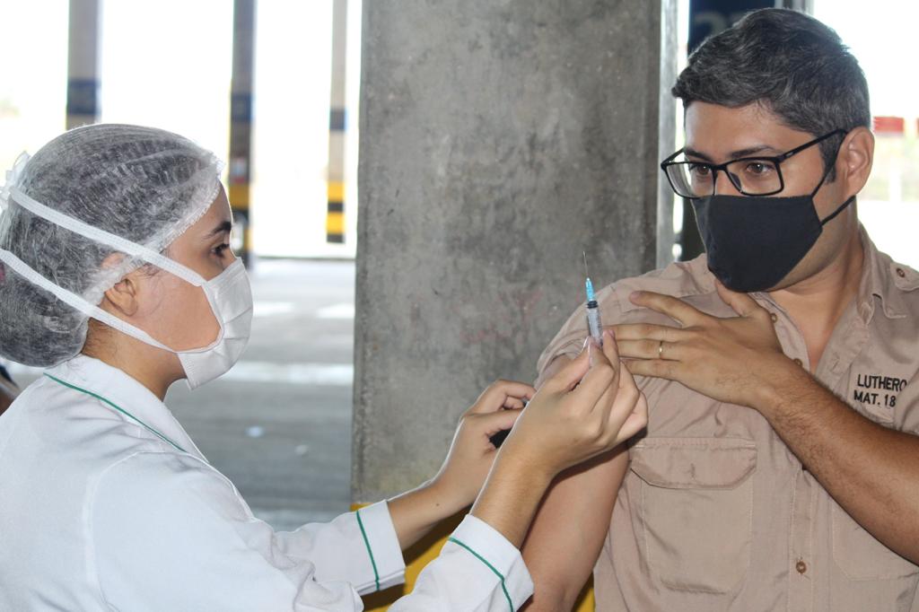 Trabalhadores do Porto de Fortaleza recebem a primeira dose da AstraZeneca