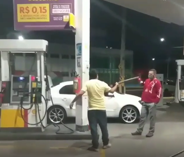 Ceará: homem ameaça frentista com barra de ferro, mas foge ao ver policiais; veja vídeo