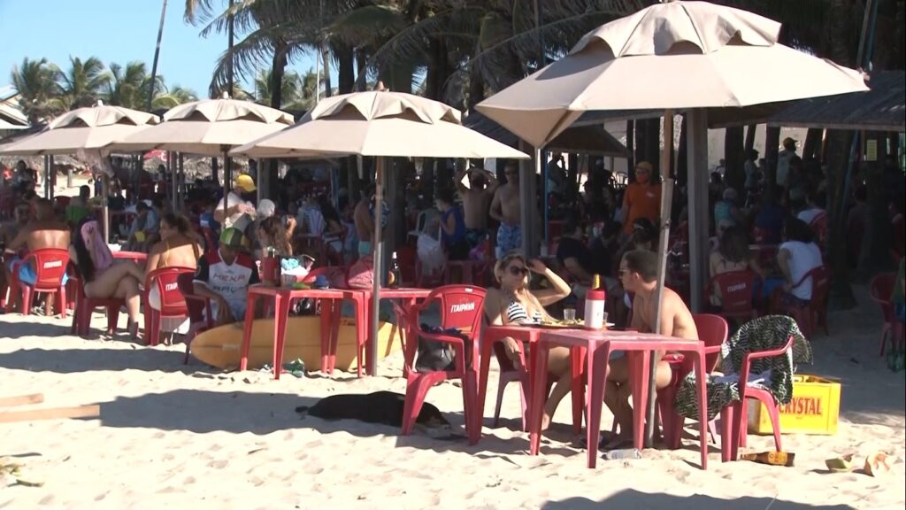 Praias de Fortaleza registram movimentação intensa no feriado de Corpus Christi