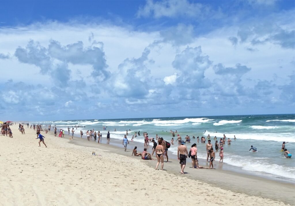 Todos os trechos da Praia do Futuro estão próprios para banho, segundo boletim da Semace