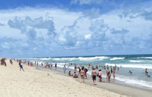 Cinco pessoas são resgatadas de afogamentos na Praia do Futuro, em Fortaleza, neste fim de semana