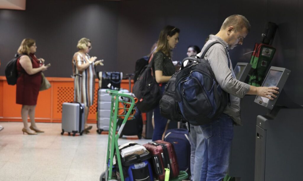 Procon notifica companhias aéreas para explicar aumento nos preços das bagagens