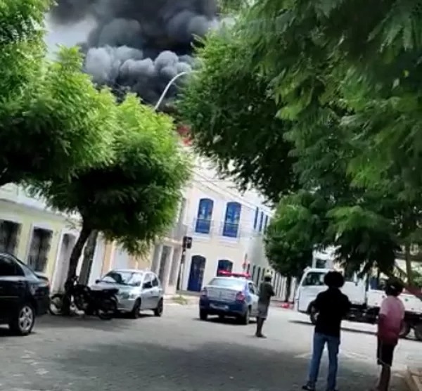 Prédio histórico da Câmara Municipal de Sobral é atingido por incêndio