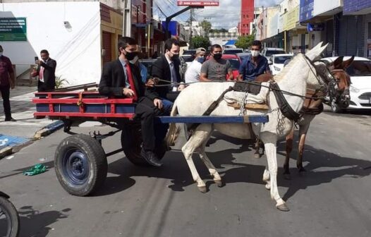 Prefeito de Barbalha vai à cerimônia de posse em carroça