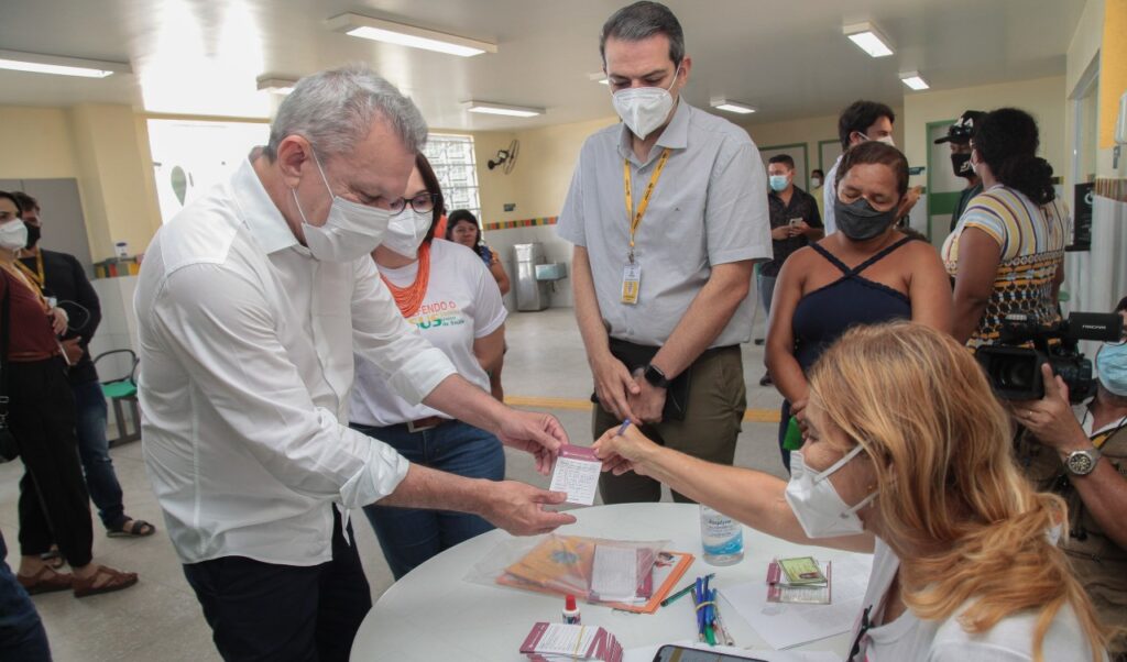 Vacinação em Fortaleza: prefeito José Sarto recebe quarta dose contra Covid-19